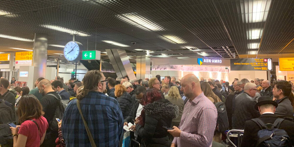 Pilots Amsterdamas lidostā sarīko masu histēriju, netīšām paziņojot, ka lidmašīna tiek nolaupīta