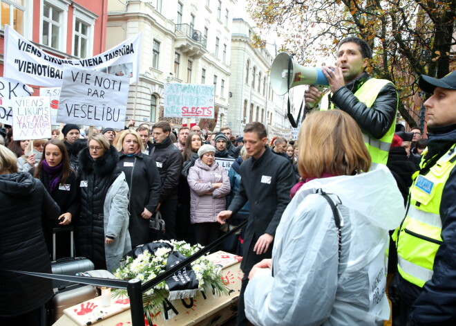 Pie Saeimas nama notiek mediķu protesta akcija "Viena diena bez medicīnas personāla", kurā pauž neapmierinātību par trūkstošo finansējumu mediķu atalgojumam.