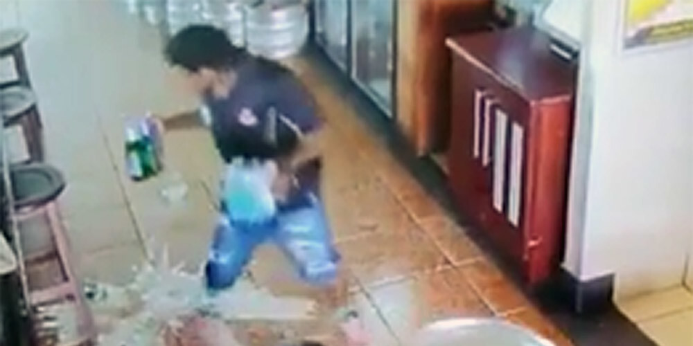 VIDEO: restorāna darbinieks piedzīvo savu ļaunāko murgu, ko atcerēsies visu mūžu