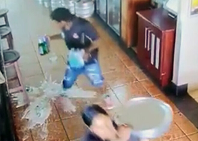 VIDEO: restorāna darbinieks piedzīvo savu ļaunāko murgu, ko atcerēsies visu mūžu