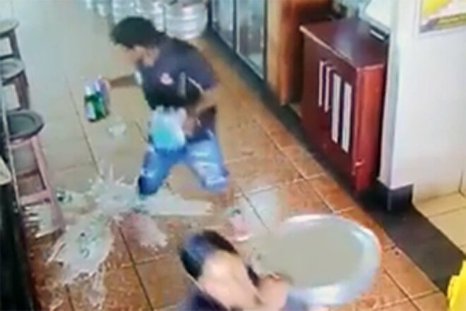 Darbinieku pievīla dzērienu iepakojuma izturība.