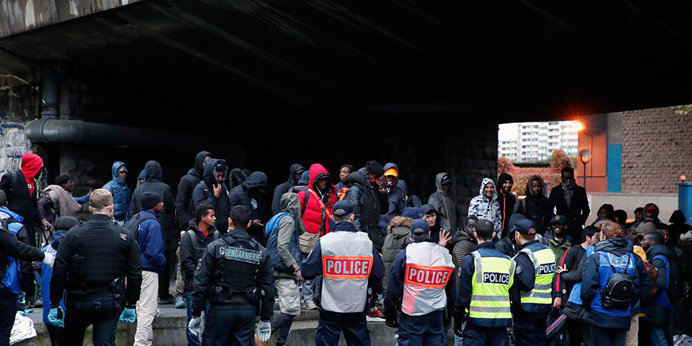 VIDEO: Parīzes policija no vairākām telšu nometnēm izlikusi 1606 imigrantus
