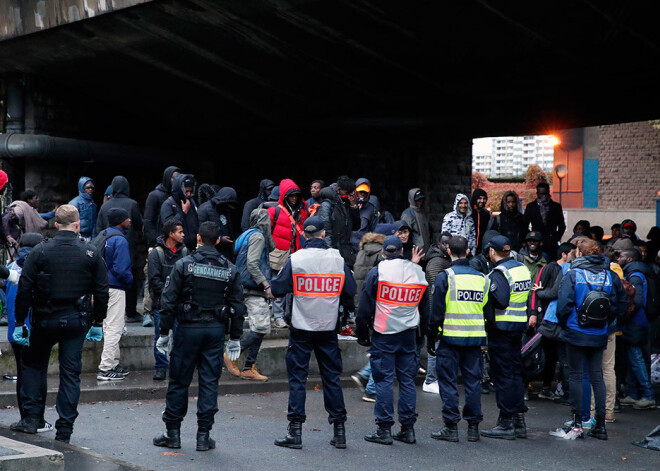 VIDEO: Parīzes policija no vairākām telšu nometnēm izlikusi 1606 imigrantus