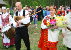 Šodien dzimšanas diena muzikologam Valdim Muktupāvelam. Attēlā: ar eksprezidenti Vairu Vīķi-Freibergu un viņas vīru Imantu Freibergu.