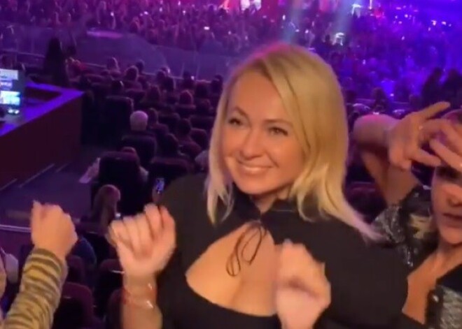 "Такие неуклюжие движения": Яна Рудковская насмешила подписчиков танцами на концерте Димы Билана