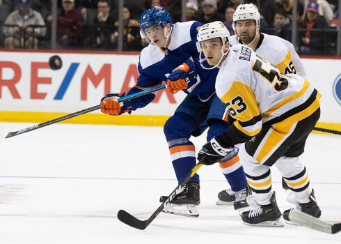 "Penguins" atspēlē trīs vārtu deficītu un pārtrauc "Islanders" 10 uzvaru sēriju