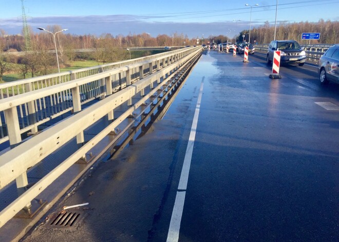 Autovadītājus brīdina par deformējušos transporta pārvadu Rīgas lidostas virzienā