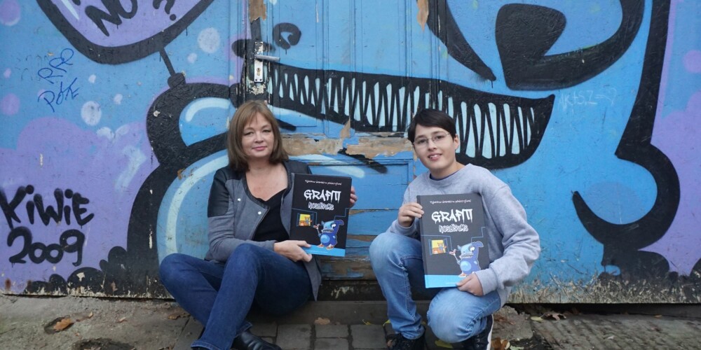 Latviešu māksliniece kopā ar 12 gadu veco dēlu izdod detektīvgrāmatu bērniem par grafiti mākslu