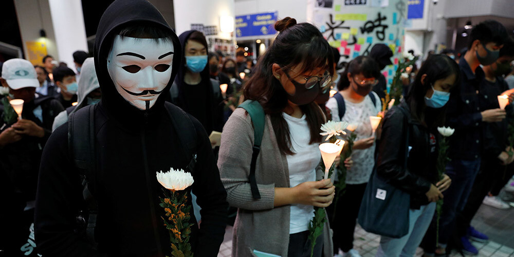 Honkongā demonstranti ar piemiņas pasākumiem un protestiem piemin studenta nāvi