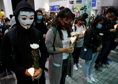 Honkongā demonstranti ar piemiņas pasākumiem un protestiem piemin studenta nāvi