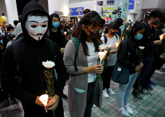 Honkongā demonstranti ar piemiņas pasākumiem un protestiem piemin studenta nāvi