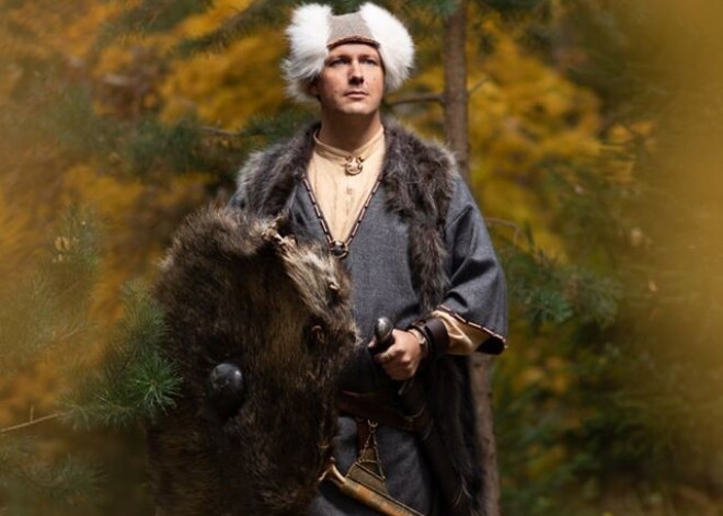 Cēsu mērs Jānis Rozenbergs grēko pret arheoloģiju un iejūtas dīvainā Lāčplēša tēlā