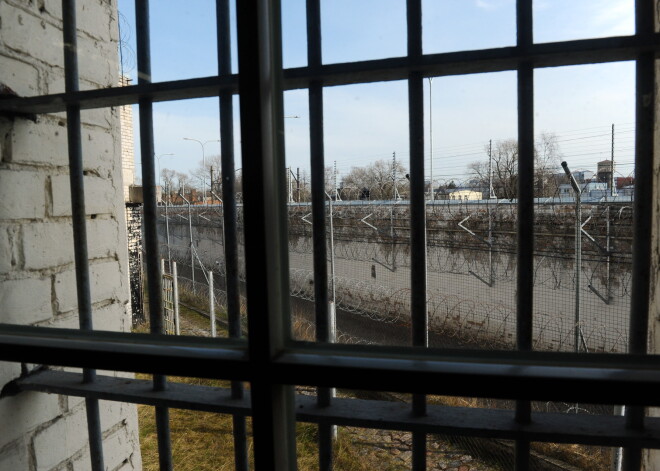 Sievietei piespriež septiņu gadu cietumsodu par pusaudzes noduršanu 2001. gadā