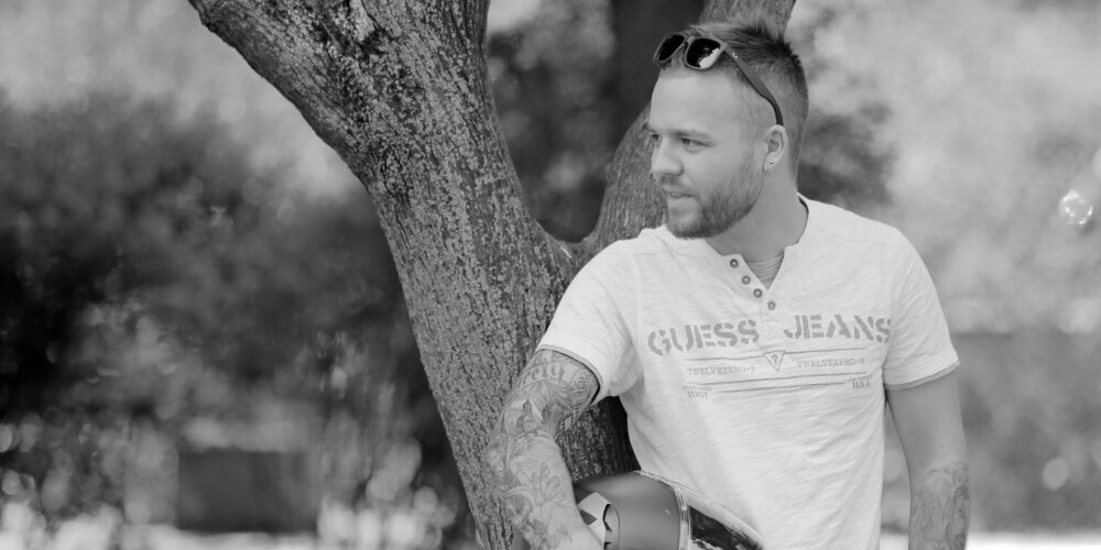 Iemīļotais TV raidījumu vadītājs un grupu "Tumsa", "Putnu balle", "Coco Orchestra" dziedātājs mūžībā devās aizvadītā gada 17. oktobrī, 30 gadu vecumā zaudējot cīņā ar vēzi. 