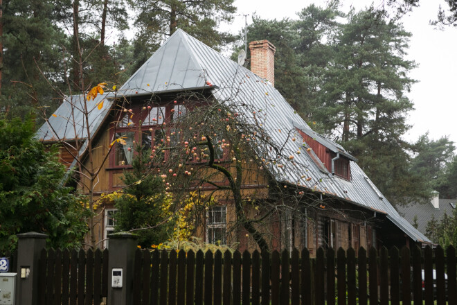 Māja Mežaparkā, kur pirmo stāvu apdzīvo Akurateres ģimene, bet augšstāvā ģimenes ligzdiņa bija Mārtiņam Ķibildam.