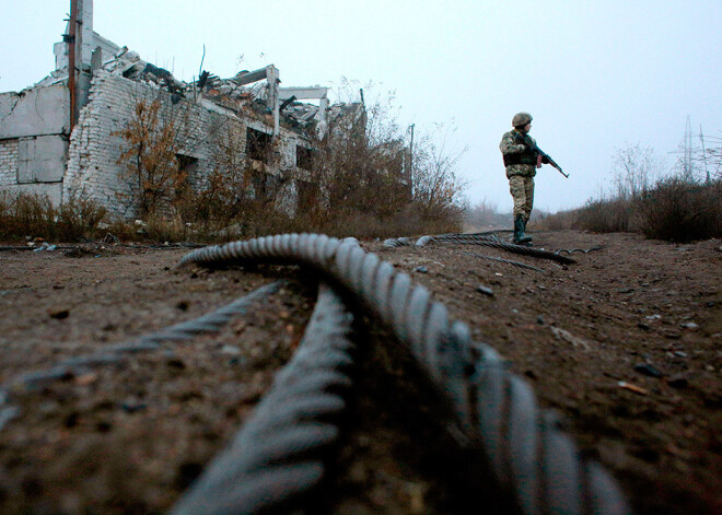 Ukrainas armija un Maskavas atbalstītie kaujinieki atliek spēku atvilkšanu Austrumukrainā