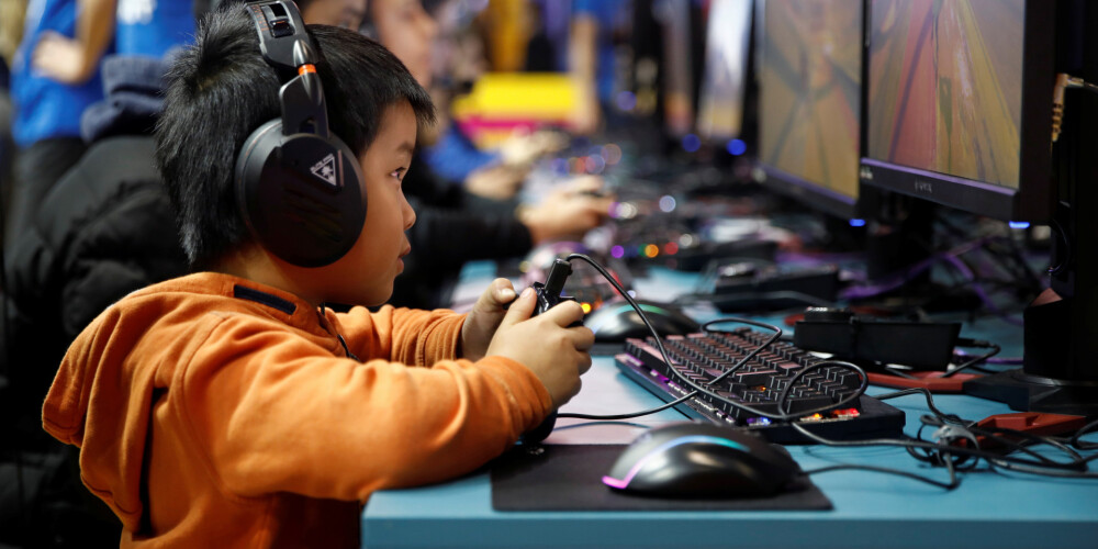 Jauns likums Ķīnā noteiks, cik stundu dienā mazi bērni drīkstēs spēlēt datorspēles