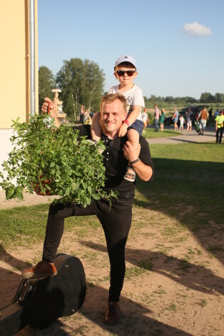 Kārlis Būmeisters ar dēlu Edvartu šovasar.