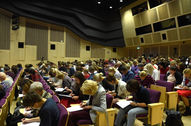 Aktieris Vilis Daudziņš Latvijas Nacionālajā bibliotēkā diktē pasaules diktātu latviešu valodā, kurš klātienē tiek rakstīts - Ventspilī, Liepājā, Valmierā, Daugavpilī, Jēkabpilī un Rēzeknē, kā arī tiešsaistē savos datoros "www.raksti.org".