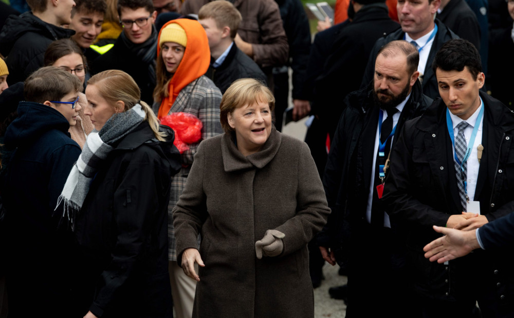 Berlīnes mūra krišanas 30.gadadienā Merkele aicina Eiropu aizstāvēt demokrātiju un brīvību