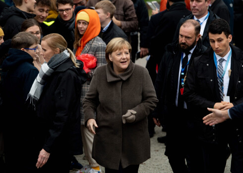 Berlīnes mūra krišanas 30.gadadienā Merkele aicina Eiropu aizstāvēt demokrātiju un brīvību