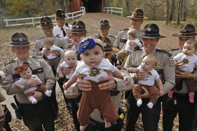 Šogad 17 amerikāņu policisti no Džefersona apgabala sagaidīja ģimenes pieaugumu.