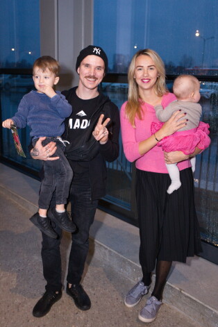 Mūziķis Miks Dukurs ar sievu Lauru un abām atvasēm.