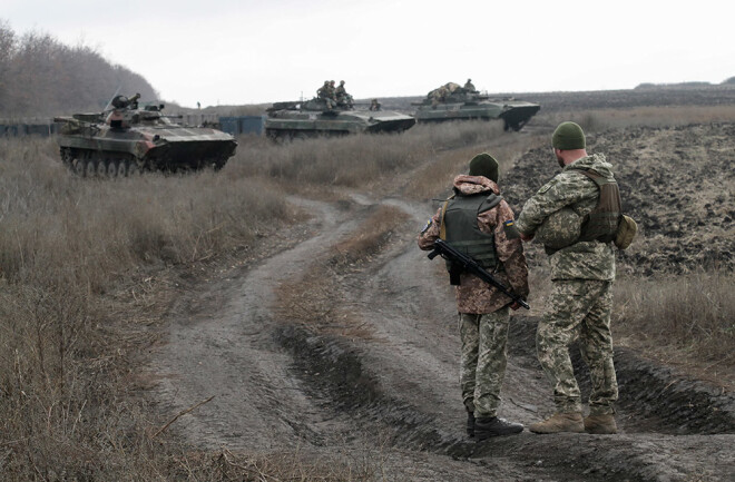 Pusdienlaikā sākusies karavīru un smagās militārās tehnikas atvilkšana netālu no Petrivkas ciema Doņeckas reģionā.