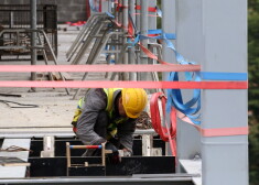 Salīdzinot ar kaimiņvalstīm, Latvijai šobrīd ir vissliktākie nosacījumi viesstrādnieku uzņemšanai no trešajām valstīm. Iekšlietu ministrija sagatavojusi izmaiņas, kam būtu jāatvieglo gan birokrātija, gan arī prasības pret obligāti izmaksājamo algas lielumu viesstrādniekiem, taču koalīcijas partneriem radušās domstarpības par to, cik ļoti nākt pretī darba devējiem, lai palīdzētu viņiem tikt pie ārvalstu darbaspēka.