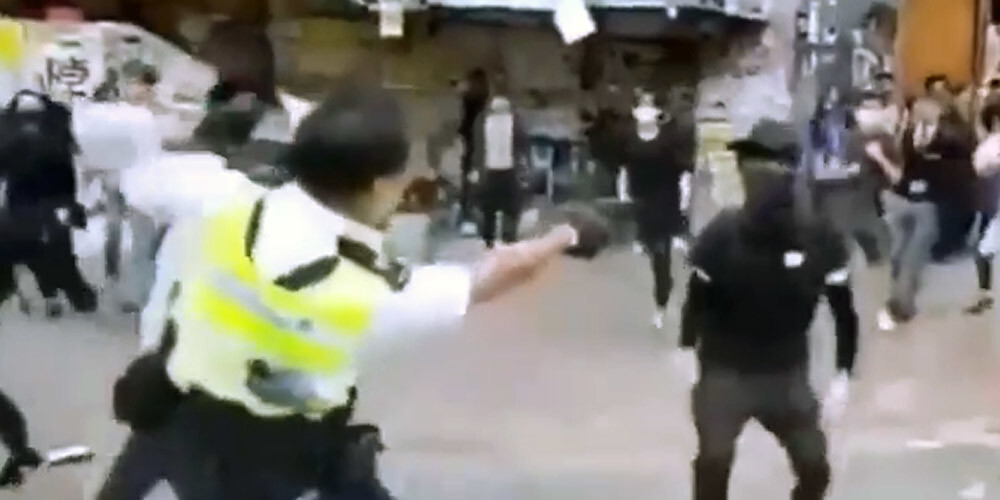 VIDEO: Honkongā policists konflikta laikā ar kaujas munīciju sašauj neapbruņotu protestētāju