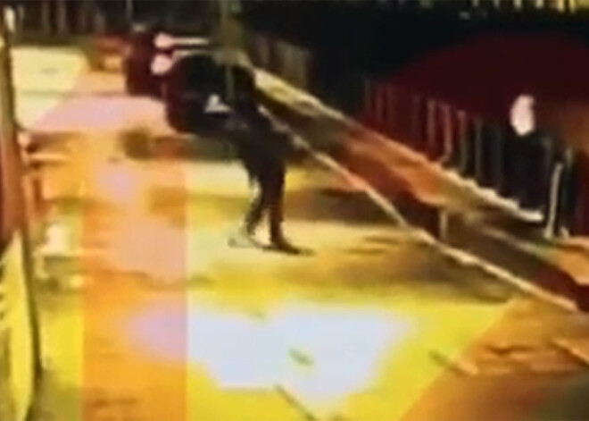 Publicēts VIDEO, kurā Sanktpēterburgas universitātes pasniedzējs izmet upē studentes ķermeņa daļas