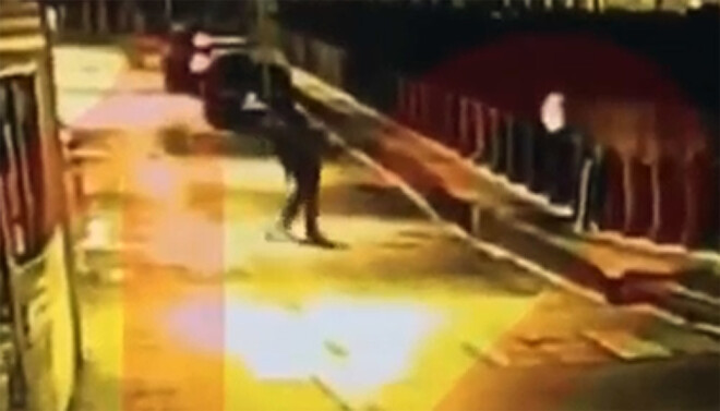 Oļegs Sokolovs ar saiņiem dodas uz Moikas upes krastmalu.