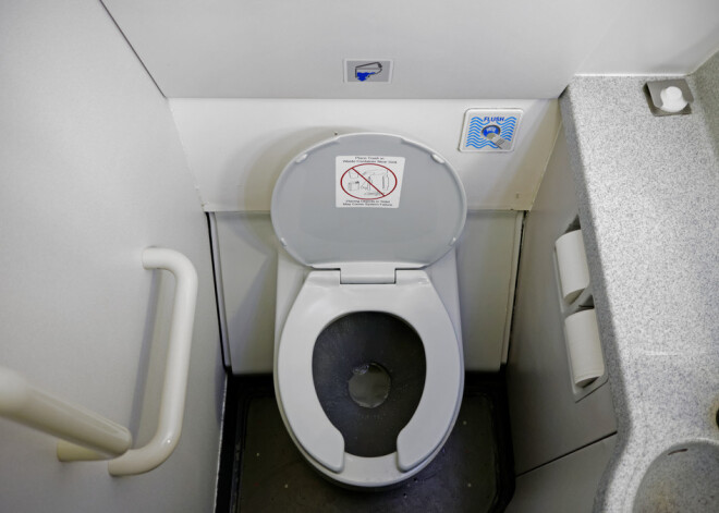 10 вещей, которые никогда не стоит делать в туалете самолета