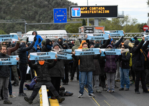 Protesta akcijā piedalīā aptuveni 300 cilvēku.