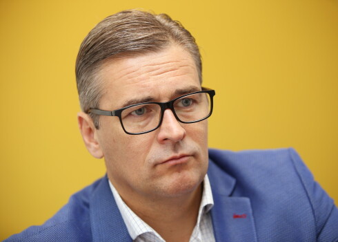 Stulbi ir pieņemt tādus likumus, kurus nevar izpildīt, strīdoties par mediķiem dotā solījuma nepildīšanu, šodien norādīja Saeimas Budžeta un finanšu (nodokļu) komisijas priekšsēdētājs Mārtiņš Bondars (AP).