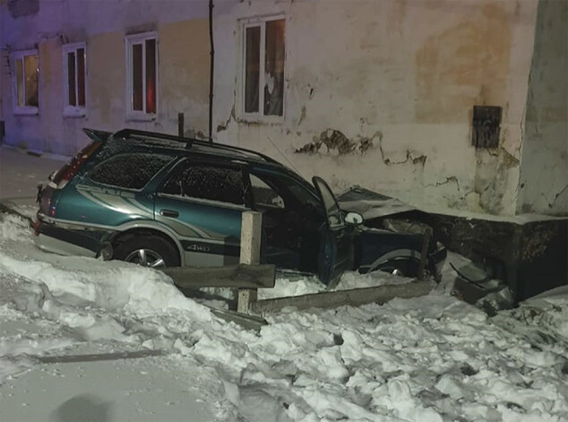 Autovadītājs zaudēja kontroli pār stūri un nobrauca no ceļa.