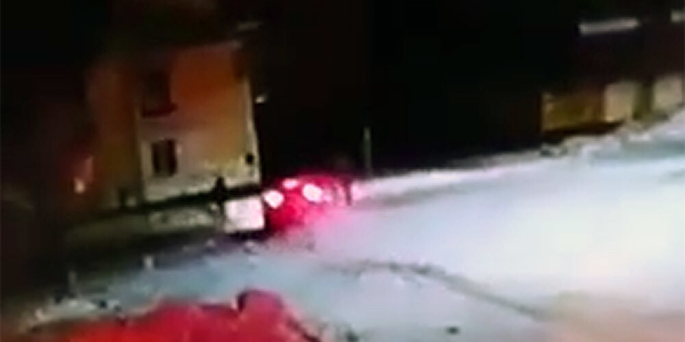 VIDEO: Jakutijā autovadītājs nāvējoši notriec skolnieku, bojā gājis arī šoferis
