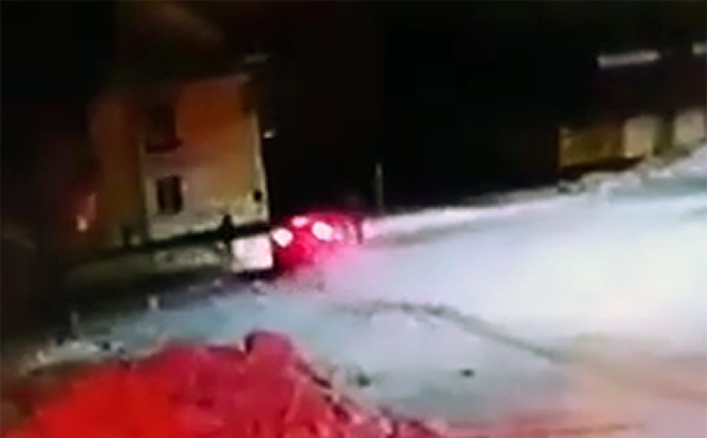 VIDEO: Jakutijā autovadītājs nāvējoši notriec skolnieku, bojā gājis arī šoferis