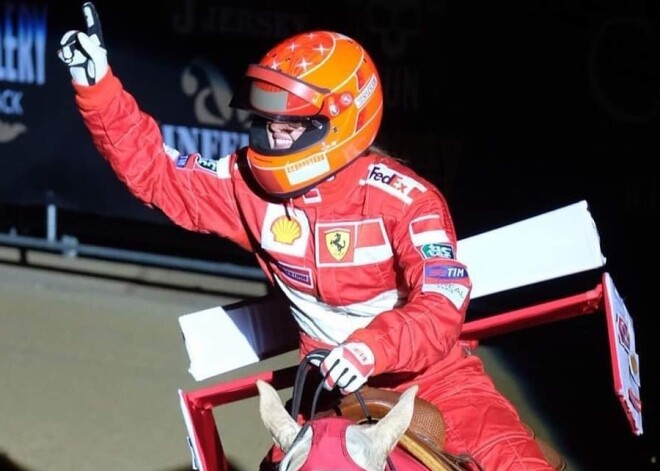 Дочь Михаэля Шумахера стилизовала выступление на лошади под заезд «Формулы-1»