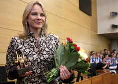 Balvas "Gada rīdzinieks 2018" laureāte, operdziedātāja Elīna Garanča svinīgajā Rīgas domes sēdē.