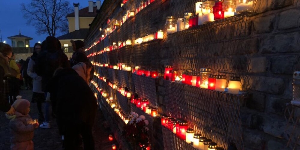 VIDEO: cilvēki pie Rīgas pils aizdedz svecītes par godu Lāčplēša dienai