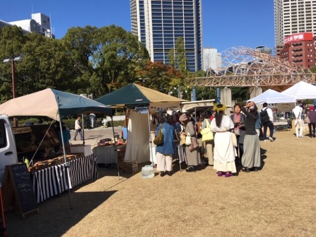 Tirdziņa apmeklētājiem bija iespēja nogaršot īstu rudzu rupjmaizi, Latvijas ziedu medu, kaņepju staku, šprotes, cidoniju un dzērveņu sukādes, konfektes „Gotiņa”, kā arī zāļu tējas.