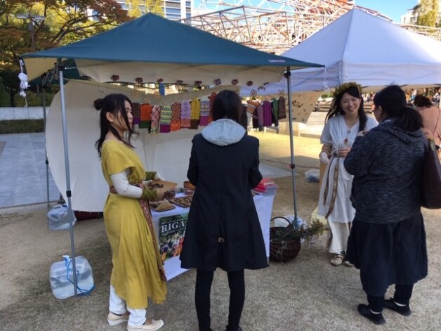 Tirdziņa apmeklētājiem bija iespēja nogaršot īstu rudzu rupjmaizi, Latvijas ziedu medu, kaņepju staku, šprotes, cidoniju un dzērveņu sukādes, konfektes „Gotiņa”, kā arī zāļu tējas.