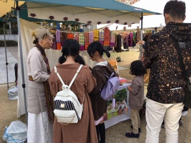 Tirdziņa apmeklētājiem bija iespēja nogaršot īstu rudzu rupjmaizi, Latvijas ziedu medu, kaņepju staku, šprotes, cidoniju un dzērveņu sukādes, konfektes „Gotiņa”, kā arī zāļu tējas.