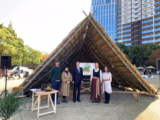 Tirdziņa apmeklētājiem bija iespēja nogaršot īstu rudzu rupjmaizi, Latvijas ziedu medu, kaņepju staku, šprotes, cidoniju un dzērveņu sukādes, konfektes „Gotiņa”, kā arī zāļu tējas.