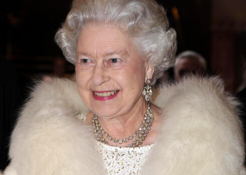 Karaliene Elizabete II seko līdzi laikam un ievieš kardinālas izmaiņas savā garderobē