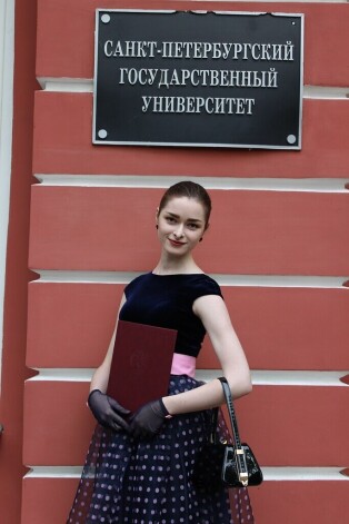 Anastasija pie Sanktpēterburgas Valsts universitātes ēkas.