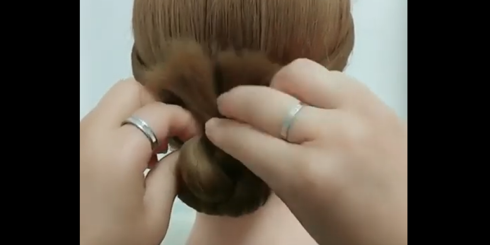 Ātrie triki biroju dāmām: kā no pusgariem matiem 3 minūtēs uztaisīt elegantu frizūru