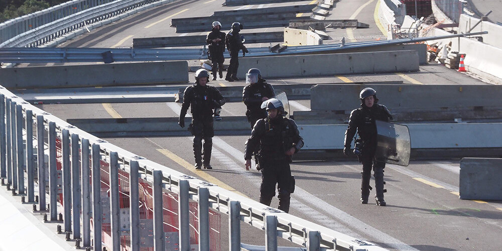 Policija uzsāka katalāņu separātistu diennakti bloķētā autoceļa atbrīvošanu.