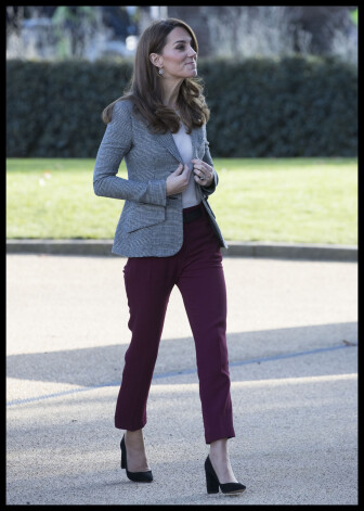 Apmeklējot labdarības pasākumu Londonā, Keita šoreiz izvēlējās bikses un žaketi, nevis sev tik ierasto kleitu.